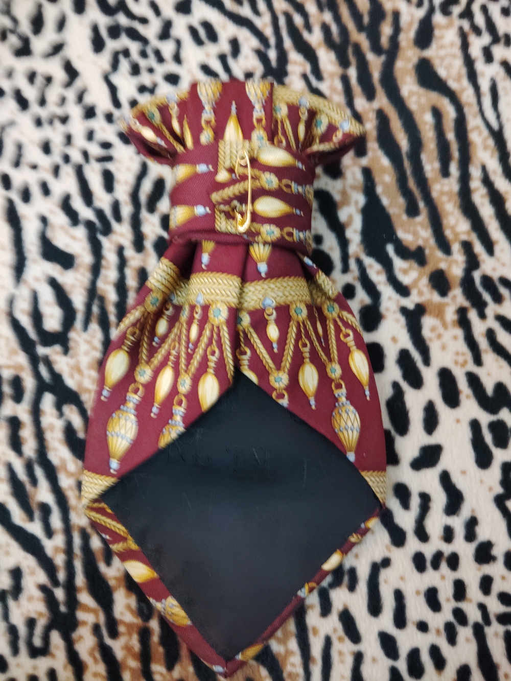 Elegant Burgundy Tie with Gold Detail 🫰🏾✨😮💨 - Picture 3 of 4
